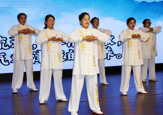 南阳市中医院召开2025年“5·12”国际护士节表彰大会_fororder_南阳市中医院护理工作者表演八段锦 摄影 高嵩