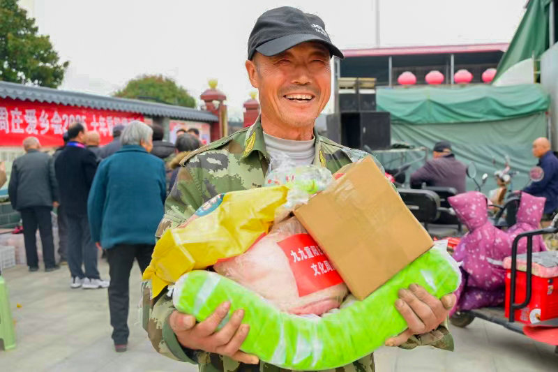 南阳市社旗县：爱在重阳节 敬老暖风吹_fororder_领取礼品 摄影 申鸿皓