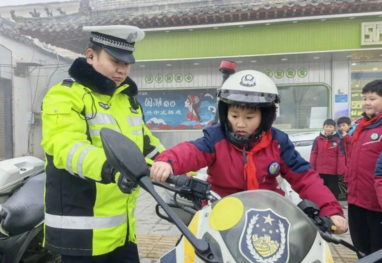 开封杞县：萌娃变身“小交警” 交通安全筑防线_fororder_图片1