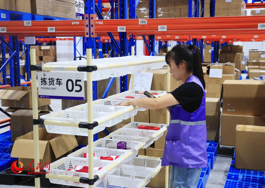 行进中国丨河南郑州：一键“买卖全球”