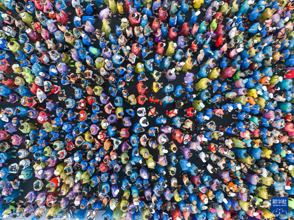 2025郑州马拉松鸣枪开跑