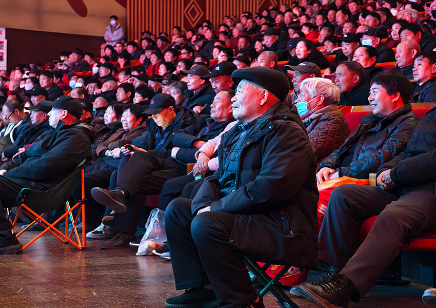 三门峡市渑池县曲剧团破解发展困局 赋能传统戏曲新生_fororder_马骐大剧院内座无虚席，观众们看得如痴如醉。 摄影 王保龙