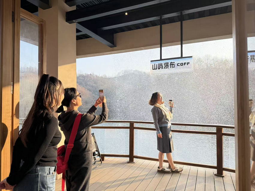 信阳市浉河区：观瀑品饮处 小院迎客来_fororder_游人打卡拍照 陈笑闻 摄