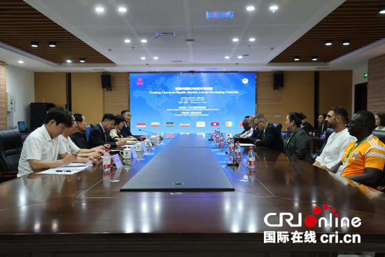 7国24学员河南“练真功” 少林武术跨国培训班启动_fororder_图片1