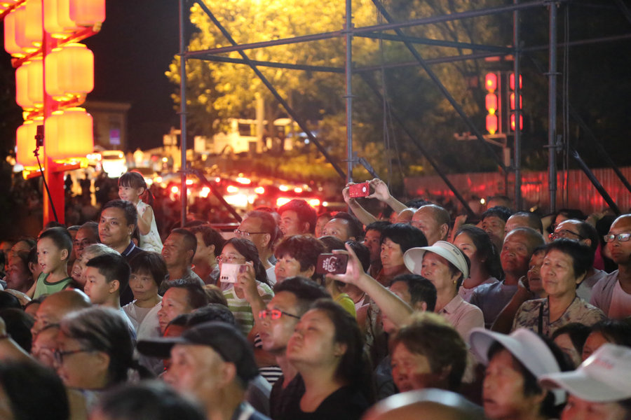 三门峡市陕州区：“村晚”火热上演 引爆非遗盛宴_fororder_观众拿手机记录精彩演出 摄影 姚书勤.JPG