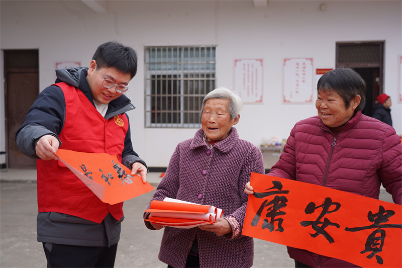 信阳新县：墨香迎新春 妙笔送祝福