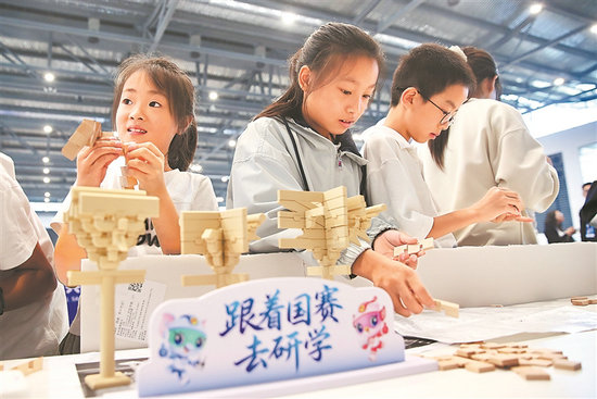 从糖艺、面塑、扎染到VR理发、飞机维修、盾构机操作 “国赛”体验区成青少年实践课堂_fororder_04_s
