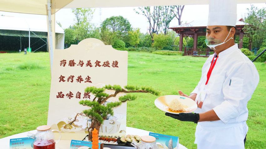 河南南阳举办药膳大赛 22组选手共烹仲景养生宴_fororder_参赛选手展示刚刚制做的药膳.JPG