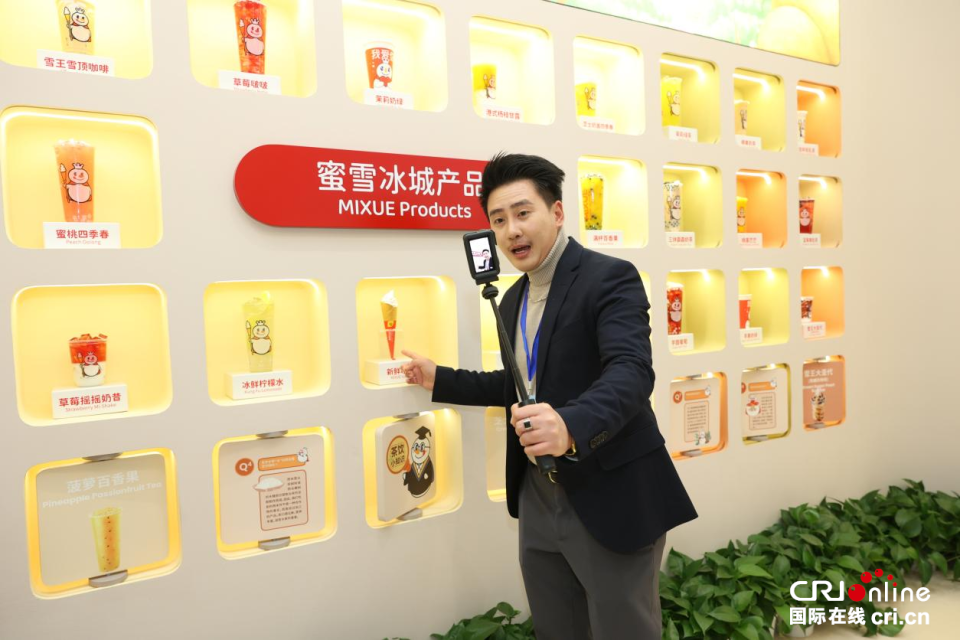 【2025打卡中国】中老“立体互联”有多硬核？老挝网红在郑州亲眼见证_fororder_图片16