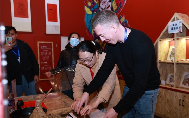 【2024打卡中国】外国网红探寻开封历史文化 体验木板年画制作（组图）