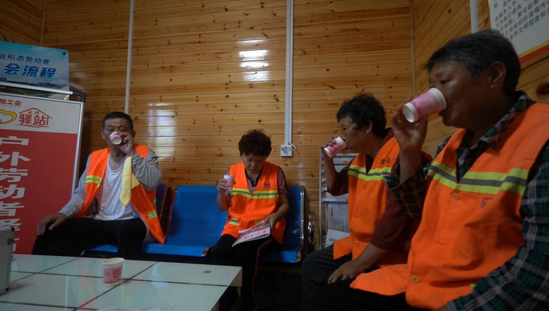 信阳淮滨：高温“烤”验下 环卫工洒水降温守护城市清凉_fororder_图片2