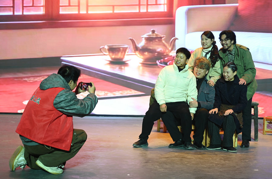 信阳市新县第六届红城好声音颁奖盛典举行 老中青少同台唱响时代新声_fororder_演出现场（焦汉平 摄） (1)