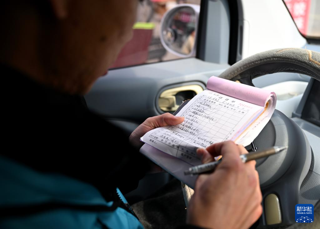 新春走基层丨乡村“跑腿员” 把过年的“牵挂”送回家_fororder_20260212ddf34a1276f0441cbaaf99e3e071a424_2026021203b0a255ffe94a0d841d3bc3d254ec05