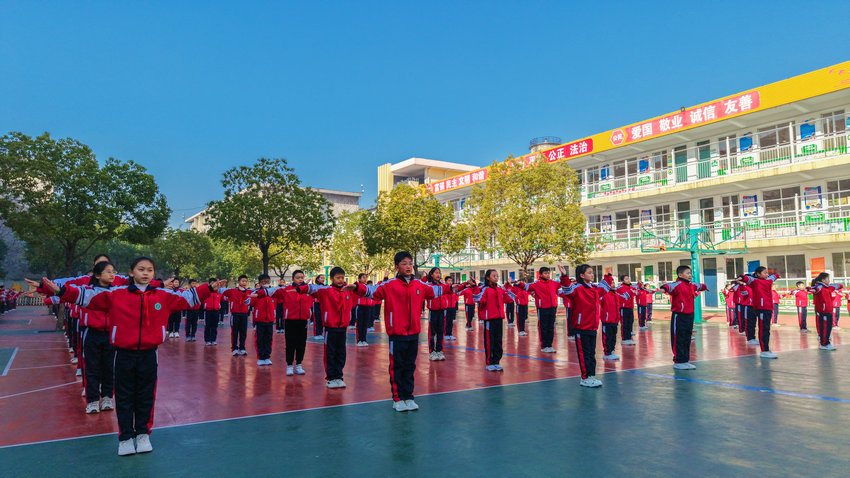 南阳市卧龙区：甲骨文“跳”出课本 课间操里传文脉_fororder_学生们在做甲骨文课间操 摄影 王小军.JPG