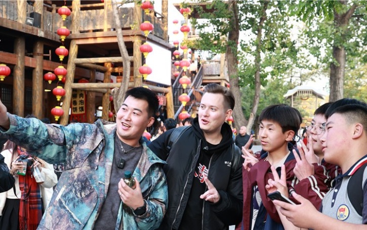 【2024打卡中国】外国网红在开封纵享武侠豪情 感受中国式浪漫