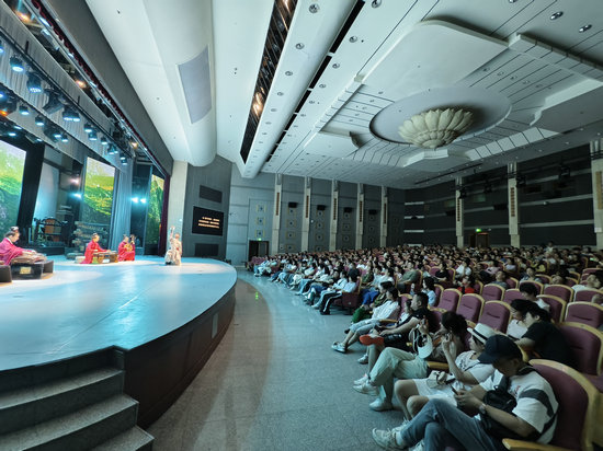 “五一”假期河南博物院人潮如织 接待人次超8万_fororder_微信图片_20250506151429