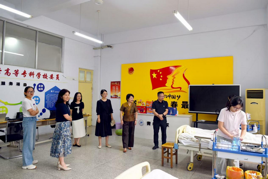 漯河医专校领导走访慰问世界职业院校技能大赛备赛团队_fororder_图片1