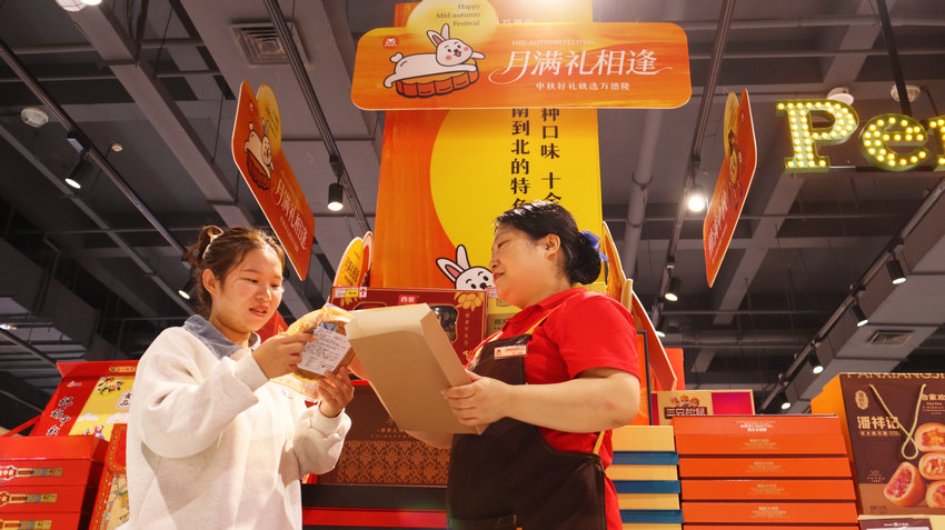 南阳市卧龙区：国庆中秋节日氛围浓_fororder_消费者选购月饼 摄影 王小军.JPG