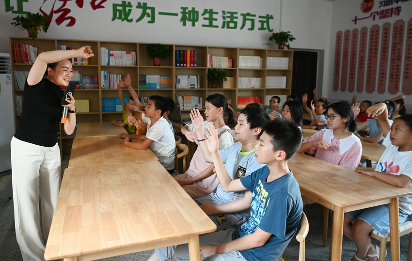 信阳市新县：书香伴暑假 阅读润童心_fororder_互动（焦汉平 摄）