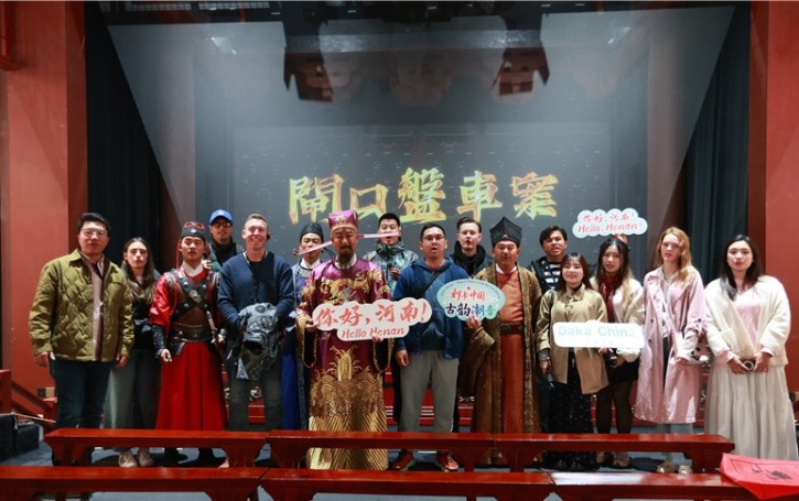 【2024打卡中国】外国网红在开封游园赏花 与“包大人”一起探案解谜（组图）