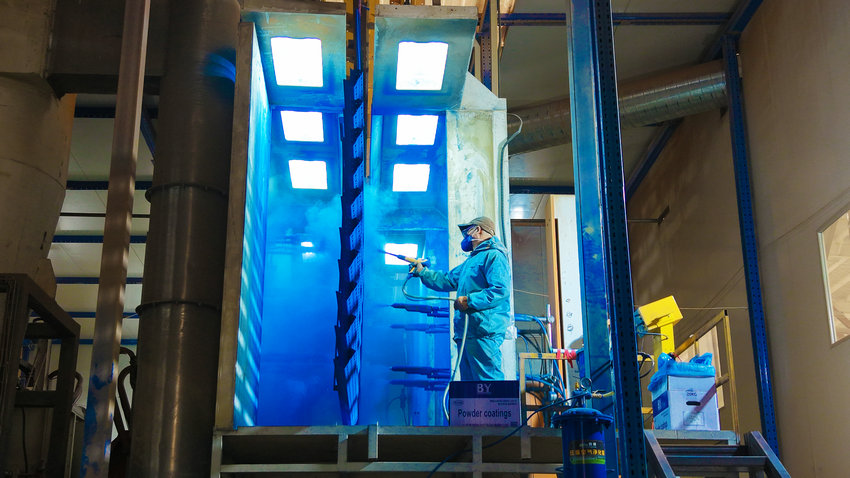 南阳市社旗县：企业赶订单 力争“全年红”_fororder_河南久威智能科技有限公司员工正对货架组件进行补漆作业.JPG