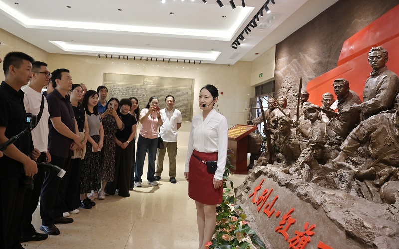 新县举办《“两个更好”进行时》庆丰收迎国庆摄影展_fororder_聆听红色故事（焦汉平 摄）