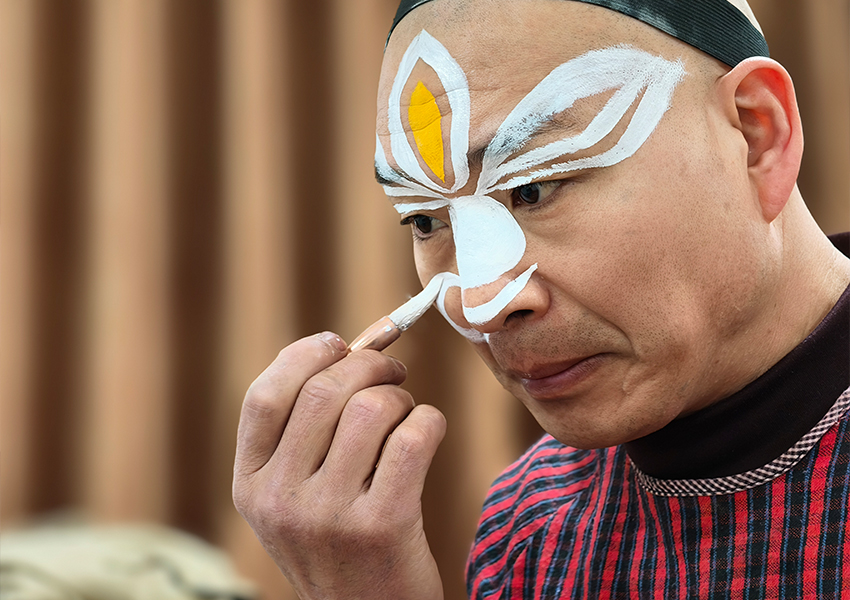 三门峡市渑池县曲剧团破解发展困局 赋能传统戏曲新生_fororder_演员精心勾画脸谱，一笔一画皆是匠心。 摄影 王保龙