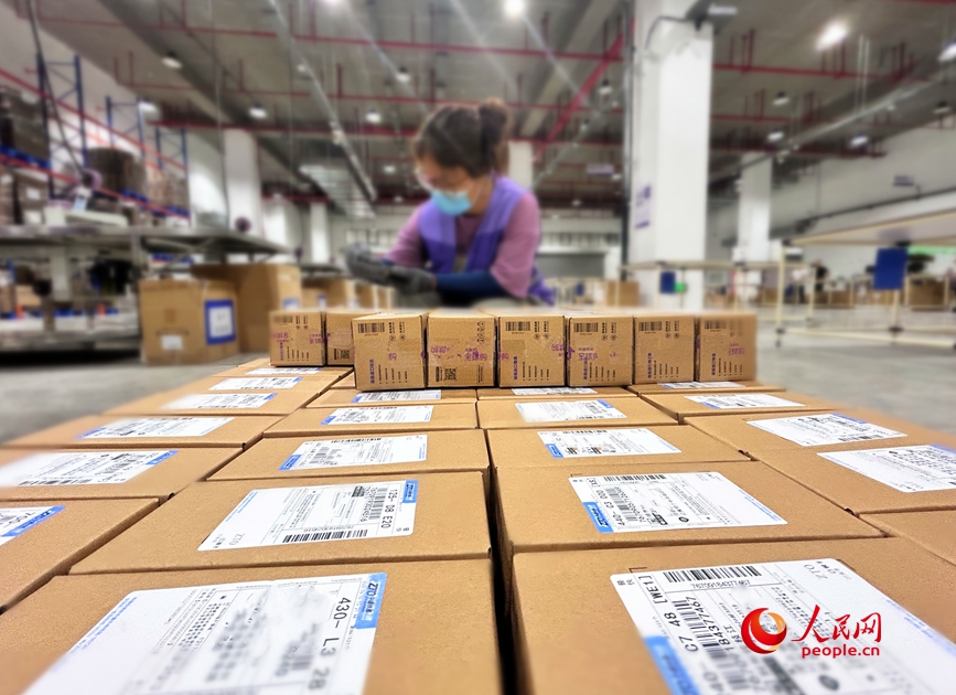 行进中国丨河南郑州：一键“买卖全球”