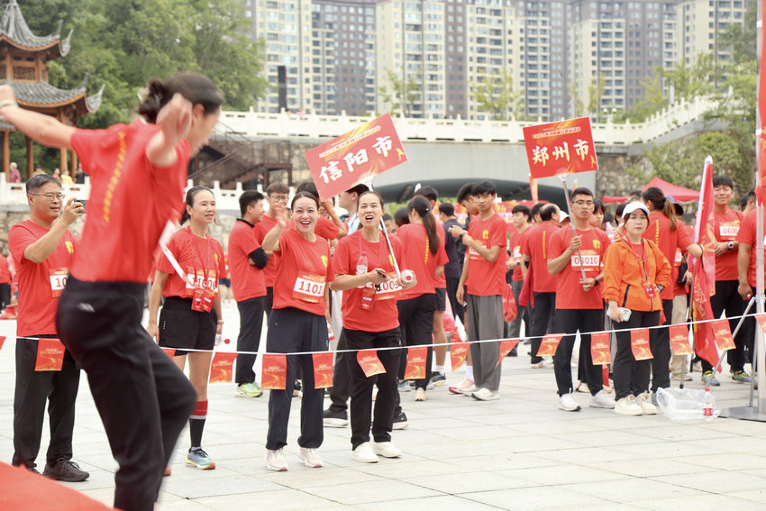 2025年河南省红色运动会在信阳市新县火热开赛_fororder_为队友加油鼓劲（王丽君 摄）