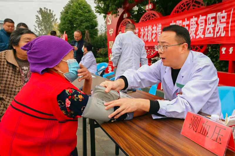 南阳市社旗县：爱在重阳节 敬老暖风吹_fororder_健康义诊 摄影 申鸿皓