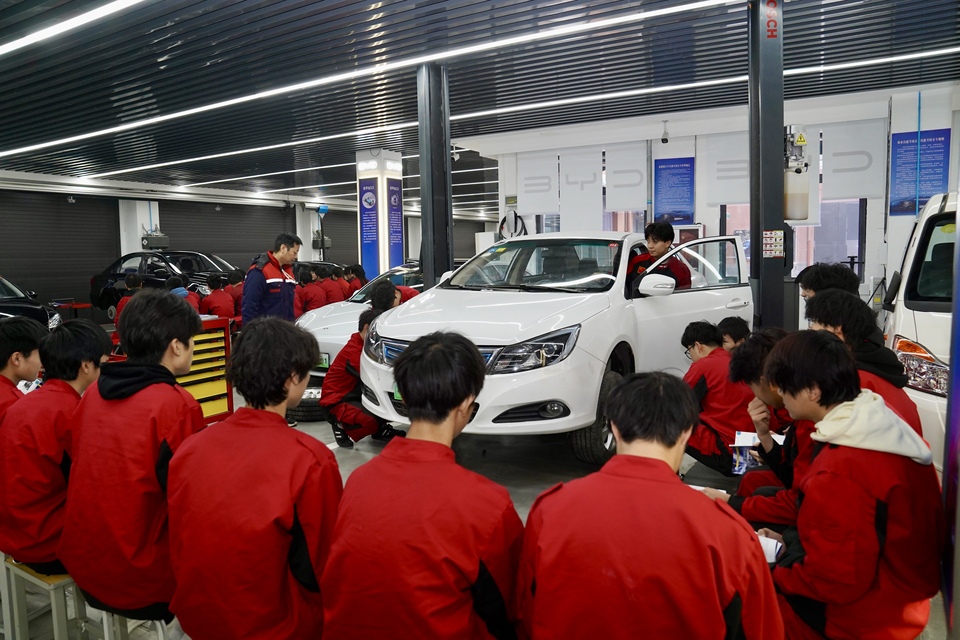 致力于培养“双高”型匠才 郑州技师学院有什么绝活？
