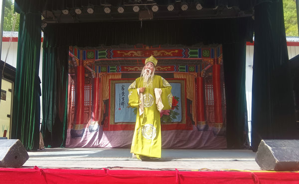 南阳市西峡县：文化下乡助力“千万工程”开展_fororder_西峡县曲剧团演员在表演节目 摄影 章东丽
