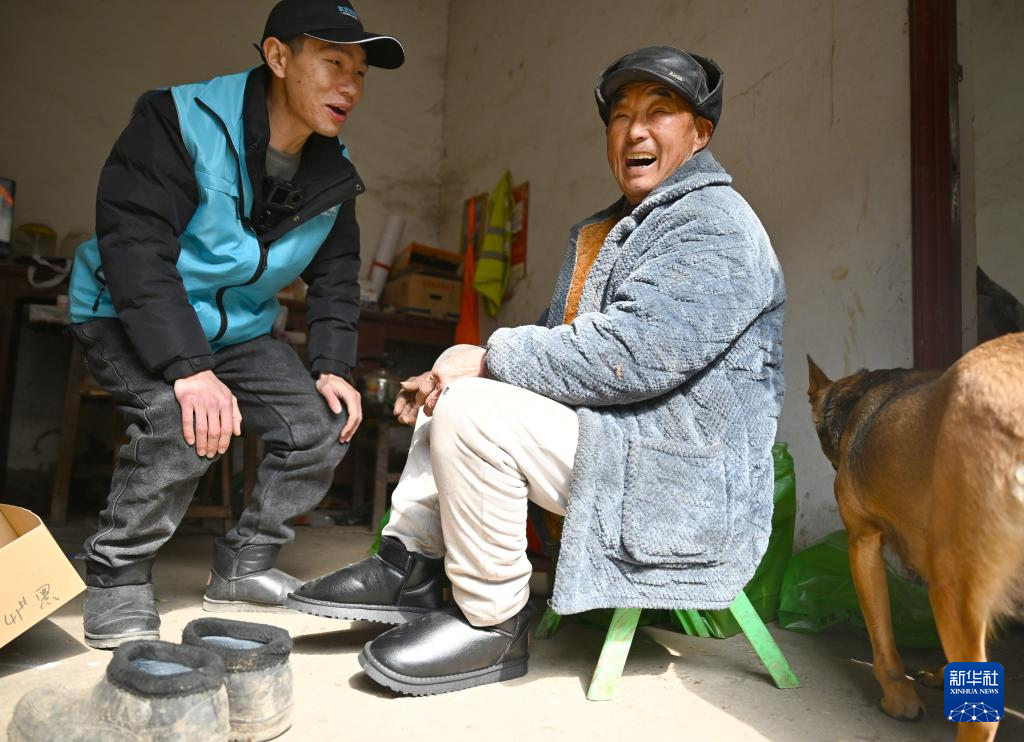 新春走基层丨乡村“跑腿员” 把过年的“牵挂”送回家_fororder_20260212ddf34a1276f0441cbaaf99e3e071a424_202602121c4cff089b5c444eacd51fc7ab4327a2