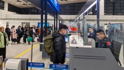 春节期间郑州口岸迎出入境高峰