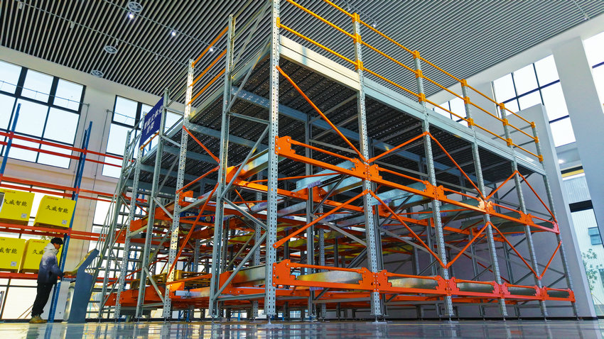 南阳市社旗县：企业赶订单 力争“全年红”_fororder_河南久威智能科技有限公司员工调试智能货架.JPG