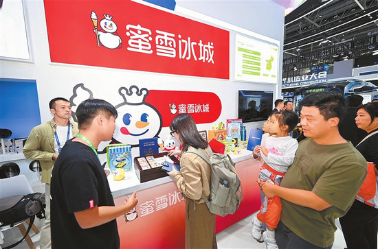 2025世界制造业大会河南馆人气火爆 “车王”“雪王”成顶流名片_fororder_p34_s