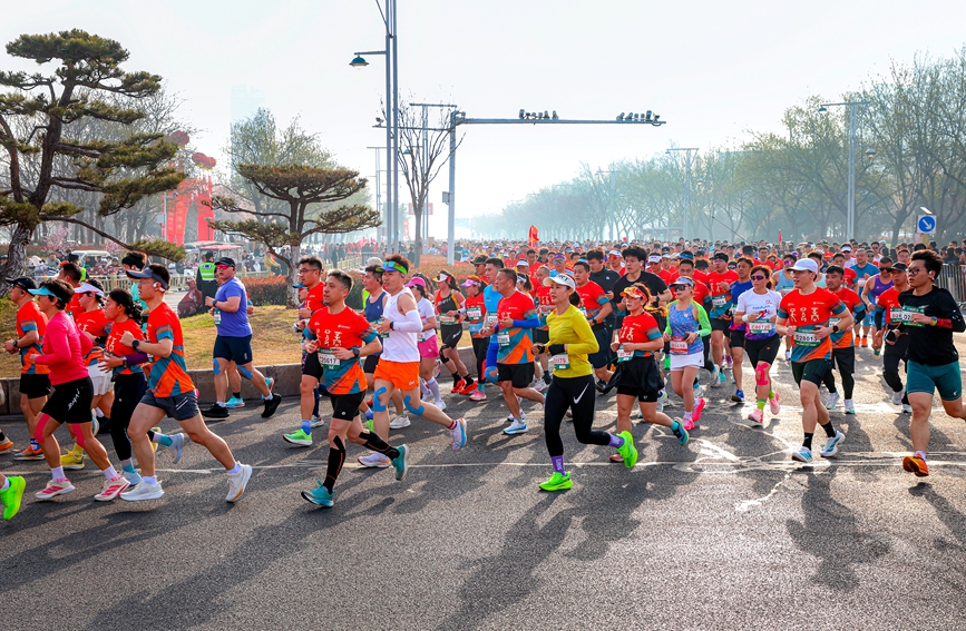 赴安马 读殷商！2.6万名跑者解锁“有文化的马拉松”_fororder_LOCAL1774176612476Y6N2TTO3EI