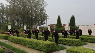 传承红色基因 河南省封丘县人民法院干警到烈士陵园缅怀革命先烈
