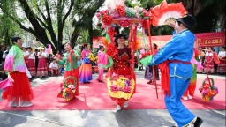 信阳市新县：百姓登台乐开怀