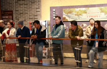 Foreign Internet Influencers Immerse in the Song Dynasty Culture by Enjoying Ancient City Walls, Performances, and Delicacies_fororder_下载