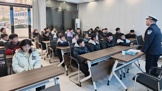 开封杞县交警开展“安全出行 警护成长”主题宣讲活动_fororder_图片1