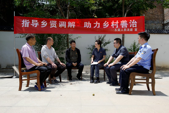 三门峡灵宝市：“移动法庭”进深山 巡回审判解民忧_fororder_组织村网格调解员、乡贤现场指导，化解矛盾。 五亩法庭供图