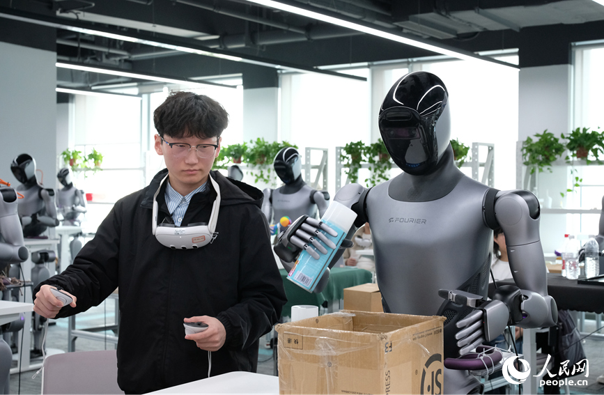 郑州机器人训练场：让“出厂新手”变“岗位能手”_fororder_LOCAL1773197660968A3CR8BYPGB