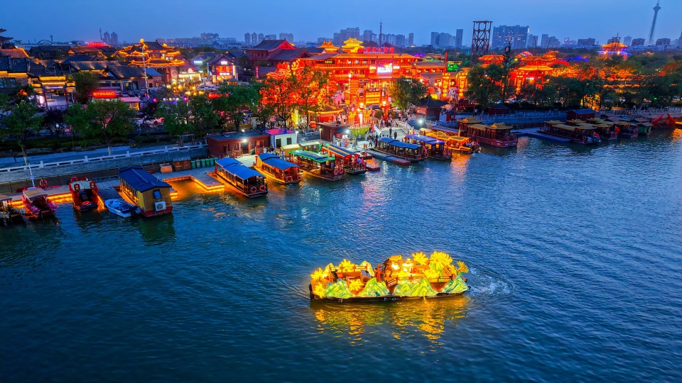 夜游龙亭湖：彩灯游船映汴梁 水上舞台展风华