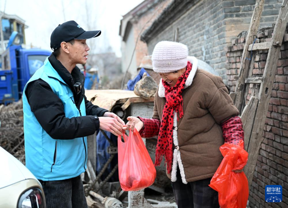 新春走基层丨乡村“跑腿员” 把过年的“牵挂”送回家_fororder_20260212ddf34a1276f0441cbaaf99e3e071a424_20260212f280b70994c84743be19471d79ad80e9