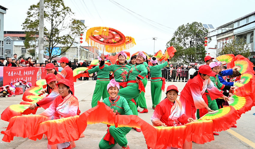 信阳市新县：豫南民俗文化展演热闹启幕_fororder_扇舞红绸映欢颜（焦汉平 摄）
