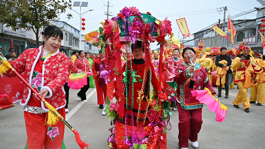 信阳市新县：豫南民俗文化展演热闹启幕_fororder_彩船摇曳（焦汉平 摄）