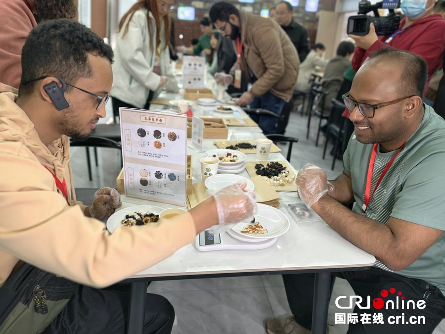 “饮”出健康好生活 外国青年、网络达人打卡南阳方林_fororder_7