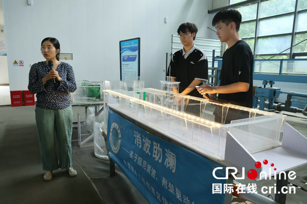 【青春华章·豫你同行】华北水利水电大学：以“水”为脉 铸魂育人赋能发展_fororder_消波助澜项目演示 摄影 张雨晴.JPG