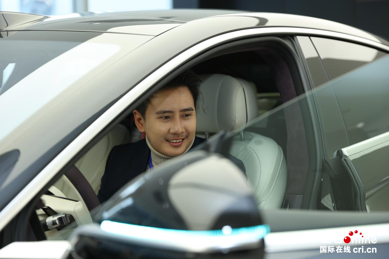 【2025打卡中国】中老“立体互联”有多硬核?老挝网红在郑州亲眼见证